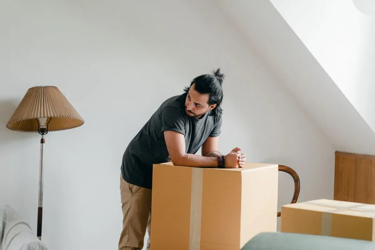 Auf dem Dachboden werden Kartons verschlossen