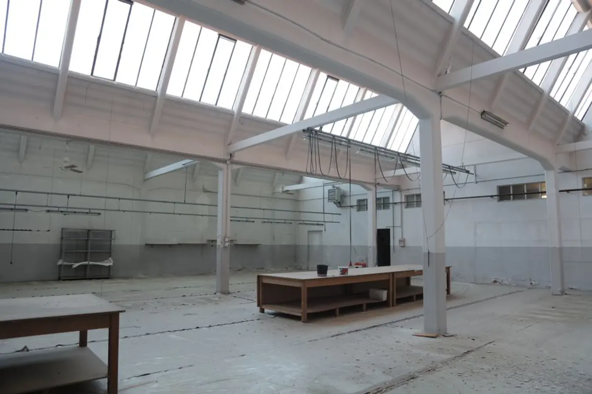 Leere Lagerhalle mit Oberlichtern